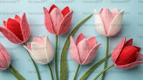 Войлочные тюльпаны в красных и розовых оттенках на голубом фоне — стильный и романтичный весенний акцент для дизайна и декора