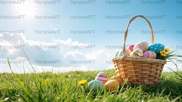 Пасхальная корзинка с крашеными яйцами на фоне зелёного луга и голубого неба — символ весеннего праздника