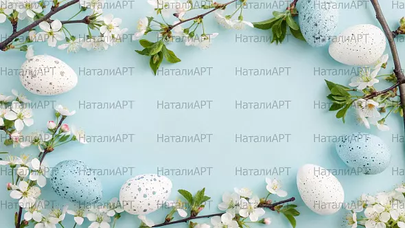 Пасхальная композиция с голубыми и белыми яйцами на фоне цветущих ветвей — стильный фон для пасхальных открыток и дизайна
