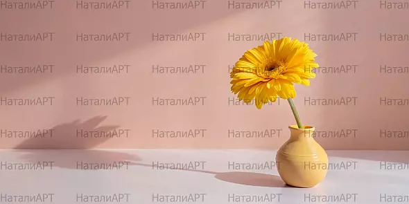 Жёлтая гербера в керамической вазе на светлом фоне